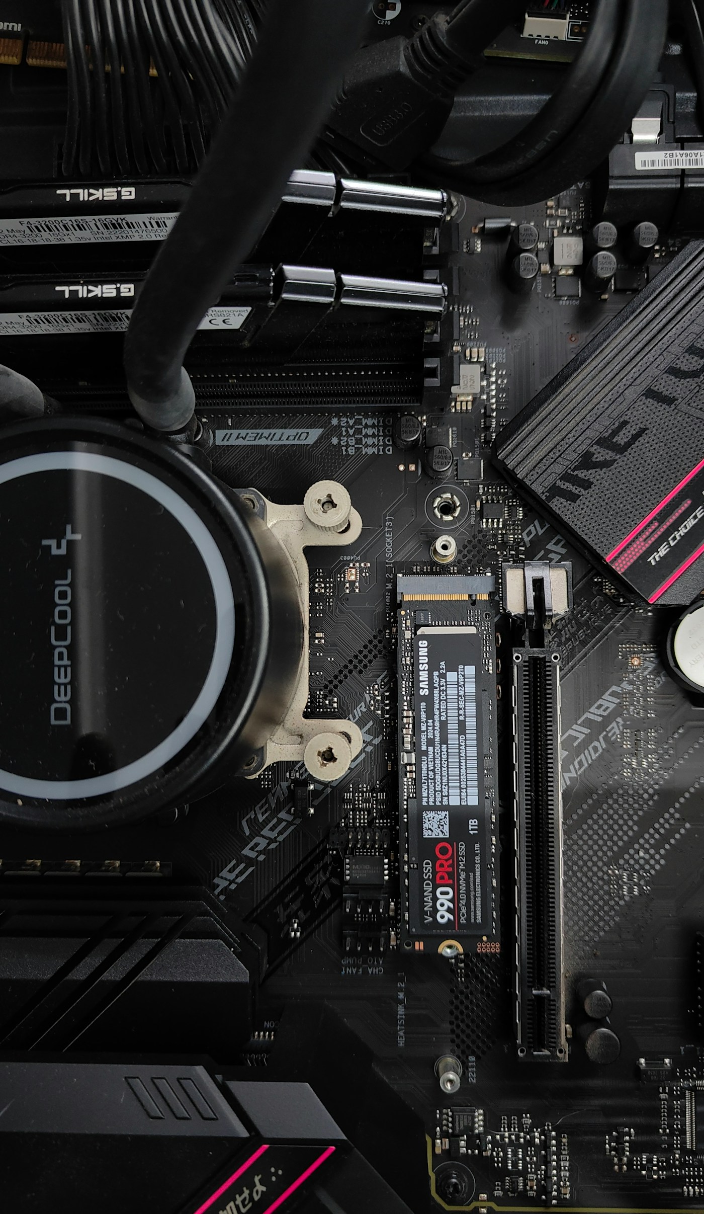 マザーボード上のSSDストレージ